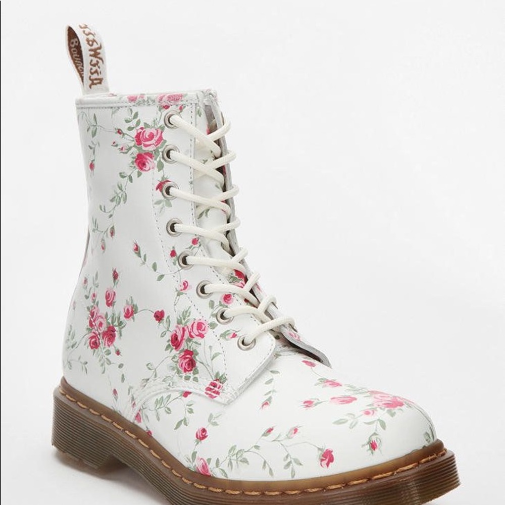 Limited edition floral print Dr. Martens 🌸🌷🥾